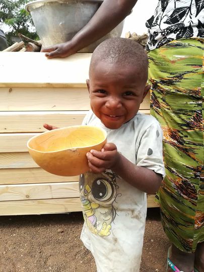 Kleiner Bub mit Trinkschale.jpg